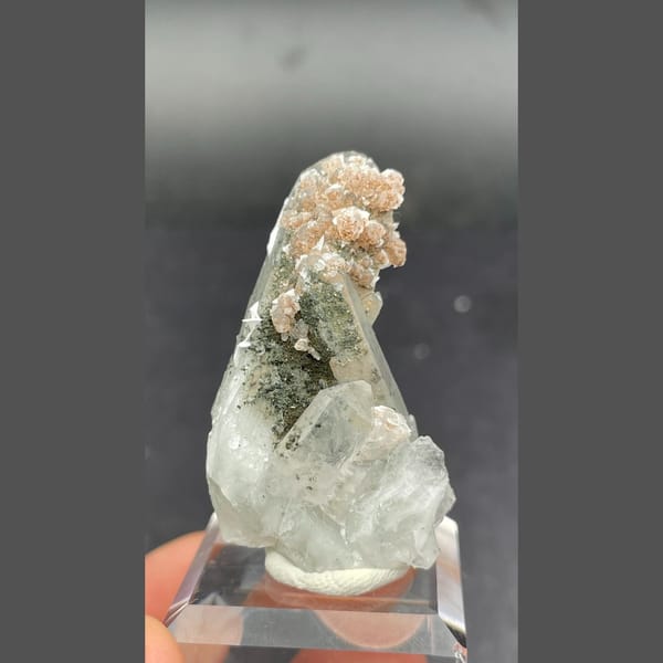 Quartz with calcite from Fujian — complete view