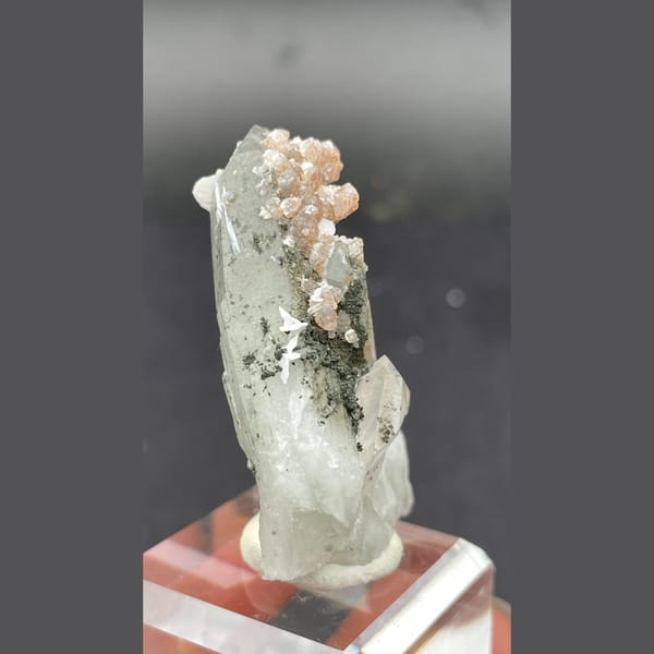 Quartz with calcite from Fujian — detail view
