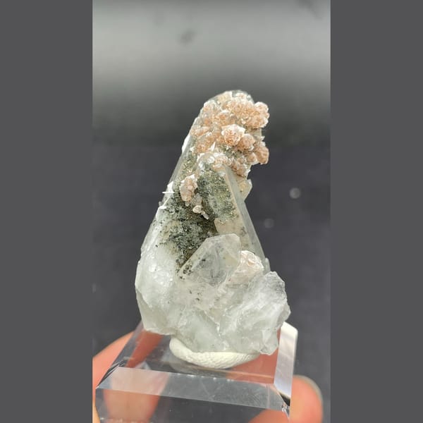 Quartz with calcite from Fujian — detail view