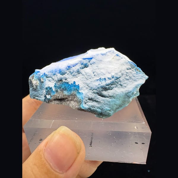 Larger blue allophane plate with frosty white gibbsite from Qinglong — complete view