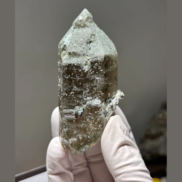 Smoky quartz floater Fujian 9.4 cm — complete view