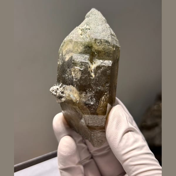 Smoky quartz floater Fujian 9.4 cm — alternate view