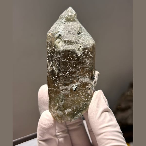 Smoky quartz floater Fujian 9.4 cm — detail view