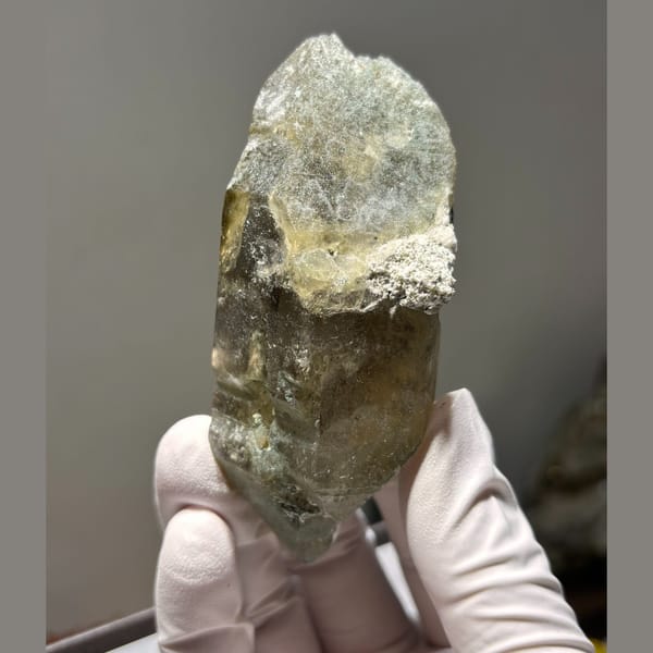 Smoky quartz floater Fujian 9.4 cm — detail view