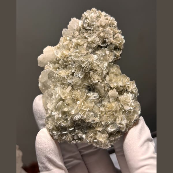 Xuebaoding mica feldspar quartz — complete view