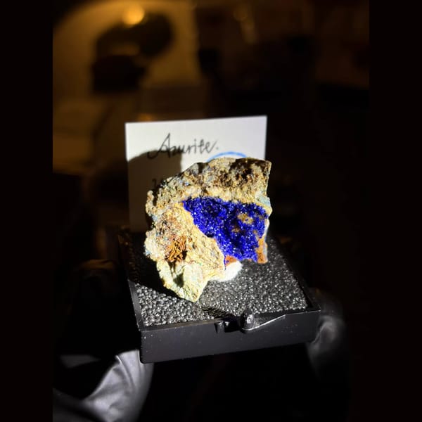 Sparkling azurite with quartz from Dongchuan — complete view