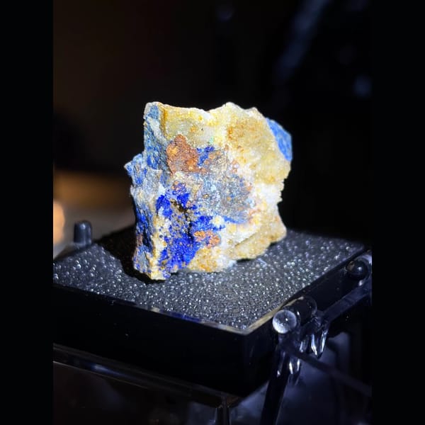 Sparkling azurite with quartz from Dongchuan — alternate view