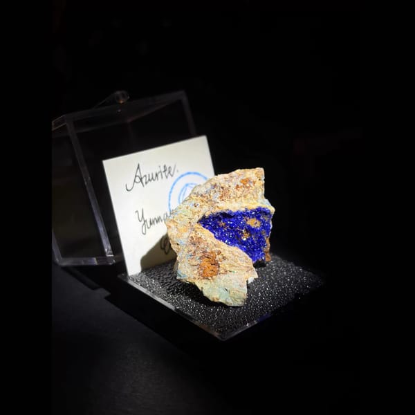 Sparkling azurite with quartz from Dongchuan — detail view