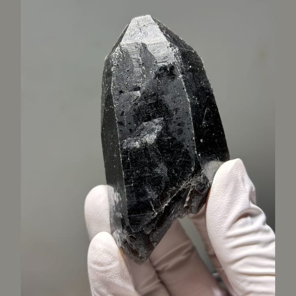Dark smoky quartz Brazil 8.5 cm — detail view