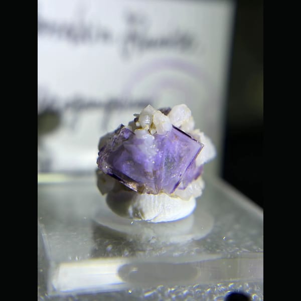 Porcelain fluorite with purple frame from Yaogangxian — detail view