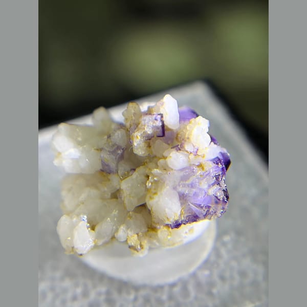 Porcelain fluorite with purple frame from Yaogangxian — detail view