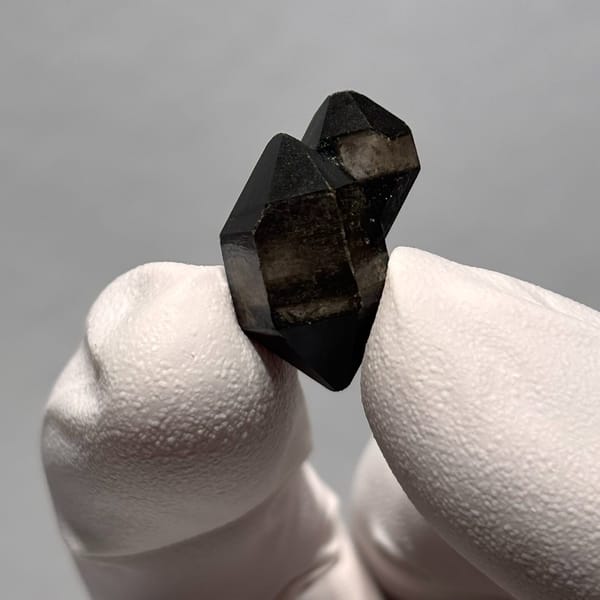 Capped quartz Guizhou 2.1 cm — complete view