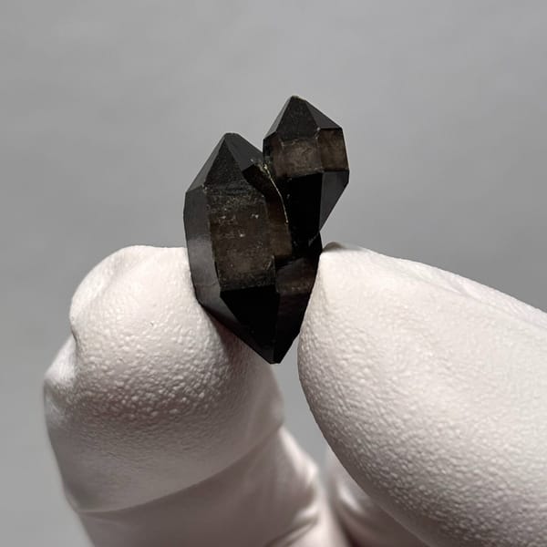 Capped quartz Guizhou 2.1 cm — alternate view