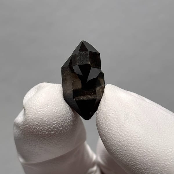 Capped quartz Guizhou 2.1 cm — alternate view