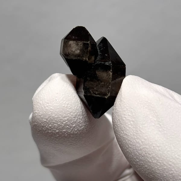 Capped quartz Guizhou 2.1 cm — detail view
