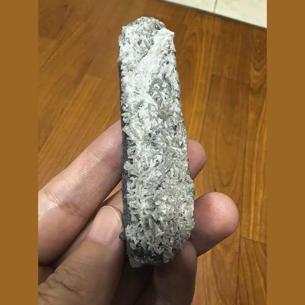 Grey-black quartz with siderite and calcite — complete view