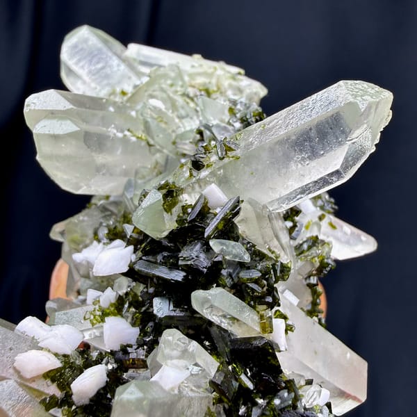 Double terminated clear quartz crystals with dark green epidote from Sichuan — alternate view
