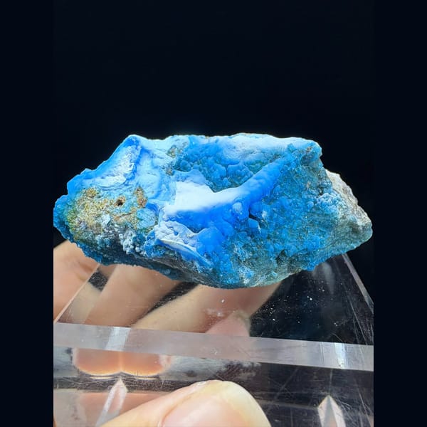 Long blue allophane plate with snowy white gibbsite from Qinglong — complete view