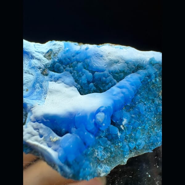 Long blue allophane plate with snowy white gibbsite from Qinglong — alternate view