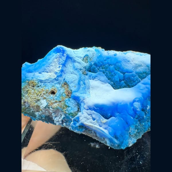 Long blue allophane plate with snowy white gibbsite from Qinglong — alternate view