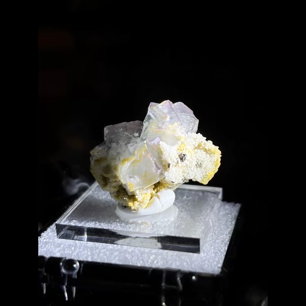 Porcelain fluorite with calcite from Yaogangxian — complete view