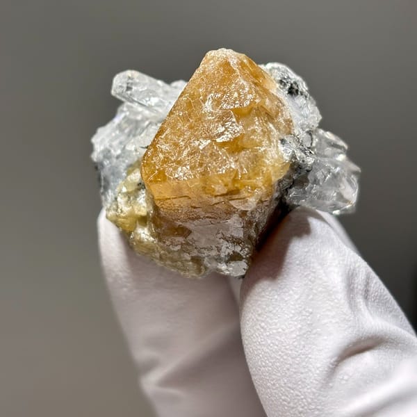Xuebaoding scheelite with quartz — complete view