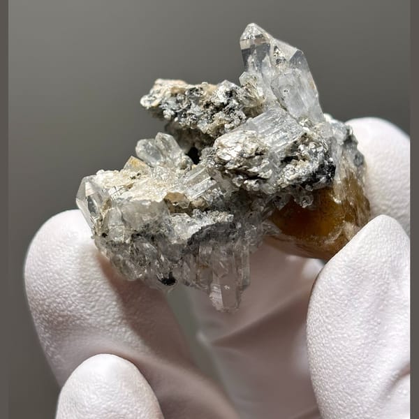 Xuebaoding scheelite with quartz — alternate view