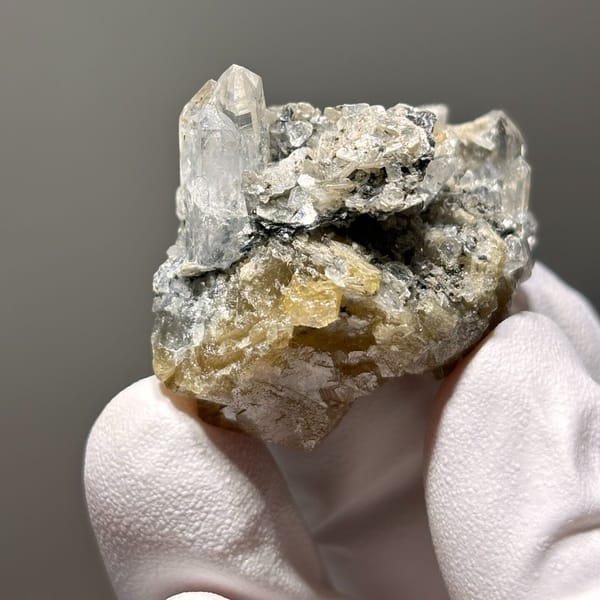 Xuebaoding scheelite with quartz — alternate view