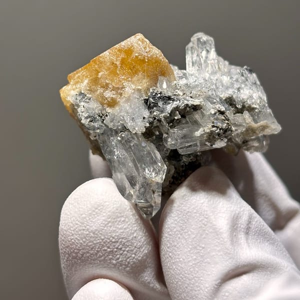 Xuebaoding scheelite with quartz — detail view