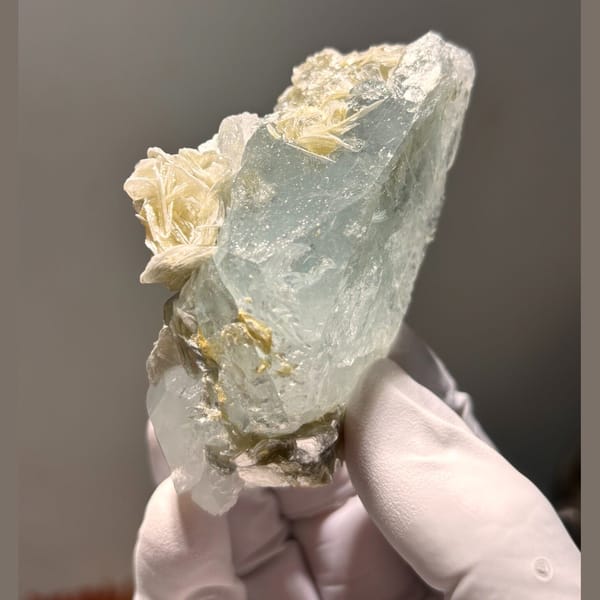 Xuebaoding aquamarine with mica — complete view