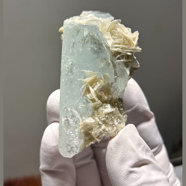 Xuebaoding aquamarine with mica — detail view