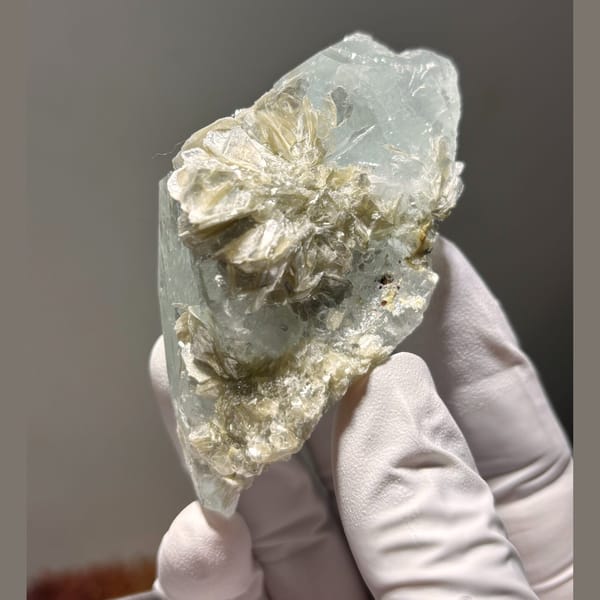 Xuebaoding aquamarine with mica — detail view