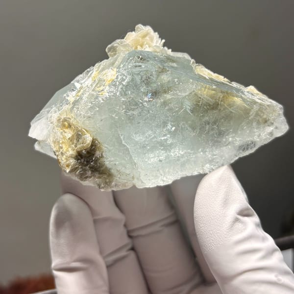 Xuebaoding aquamarine with mica — detail view