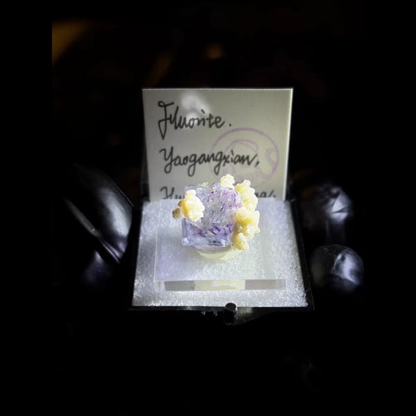 Fluorite with muscovite from Yaogangxian — complete view
