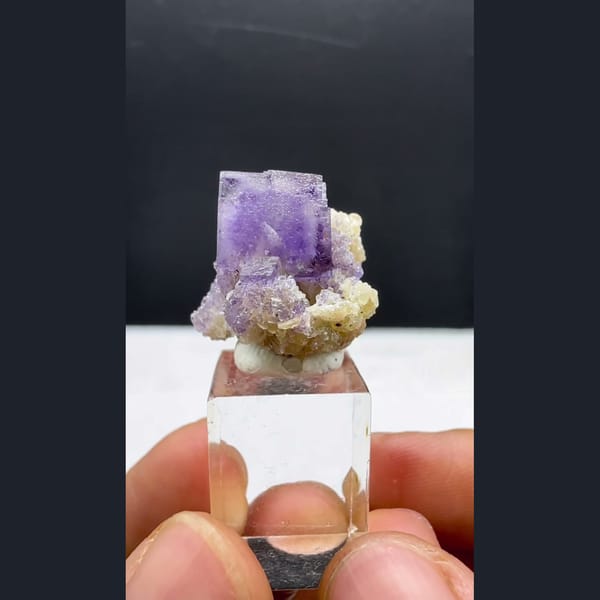Purple Fluorite Cube on Mica Yaogangxian 2.0 cm — detail view