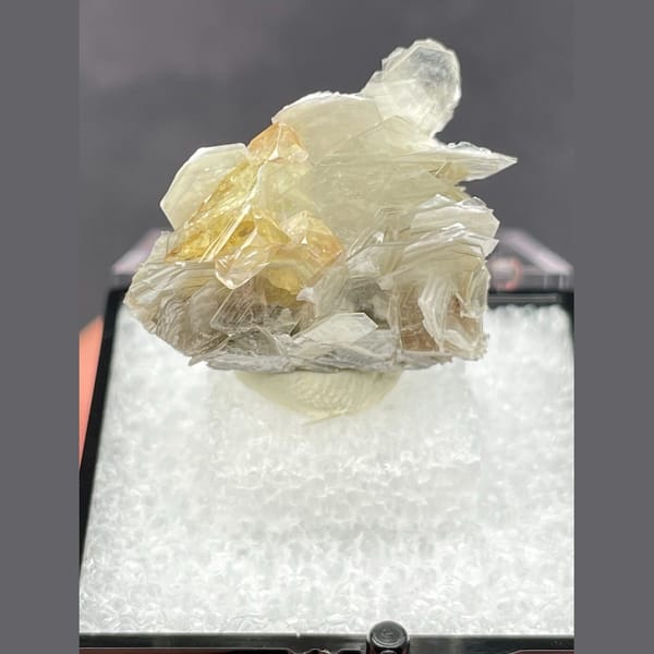 Scheelite with mica from Xuebaoding — complete view
