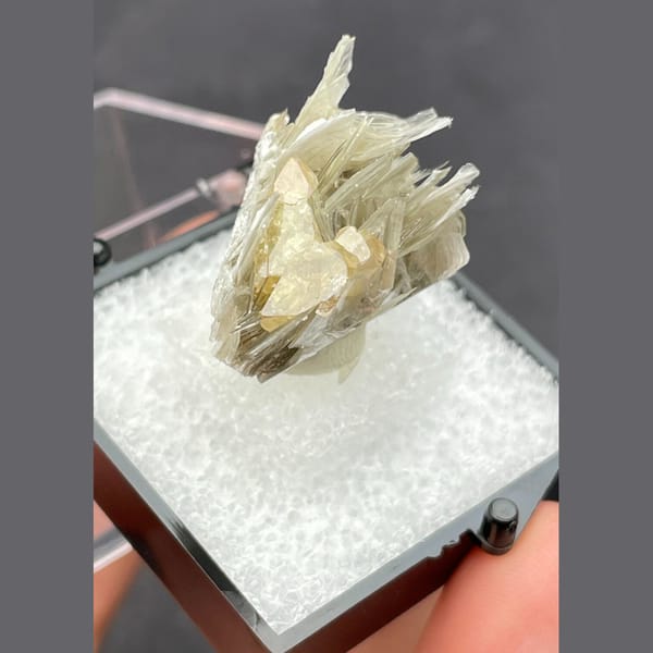 Scheelite with mica from Xuebaoding — alternate view