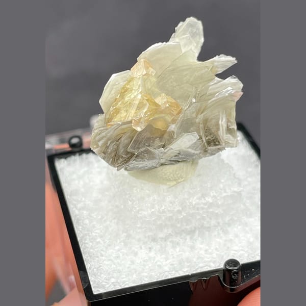 Scheelite with mica from Xuebaoding — alternate view
