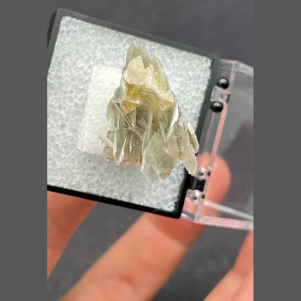 Scheelite with mica from Xuebaoding — detail view