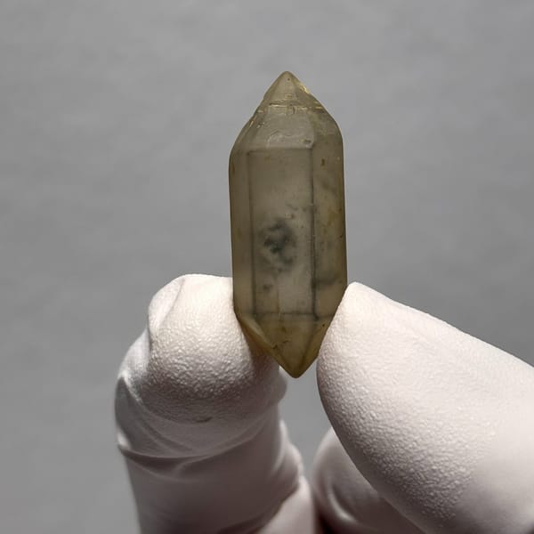 Water-Worn Sketch DT Quartz Yunnan 3.3 cm — detail view