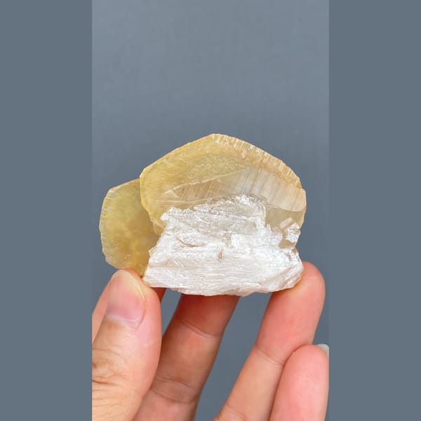 Honey yellow calcite with growth lines from Qingyuan — detail view