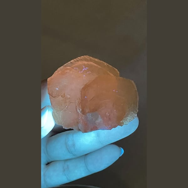 Honey yellow calcite with growth lines from Qingyuan — detail view