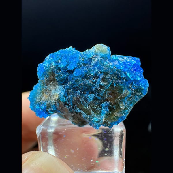Deep blue sparkling allophane from Qinglong — complete view