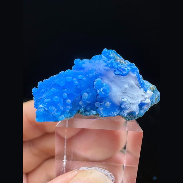 Bubbly blue allophane with white gibbsite from Qinglong — complete view