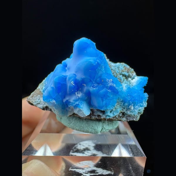 Peaked glossy blue allophane from Qinglong — complete view