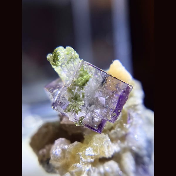 Fluorite with bismuthinite from Yaogangxian — complete view
