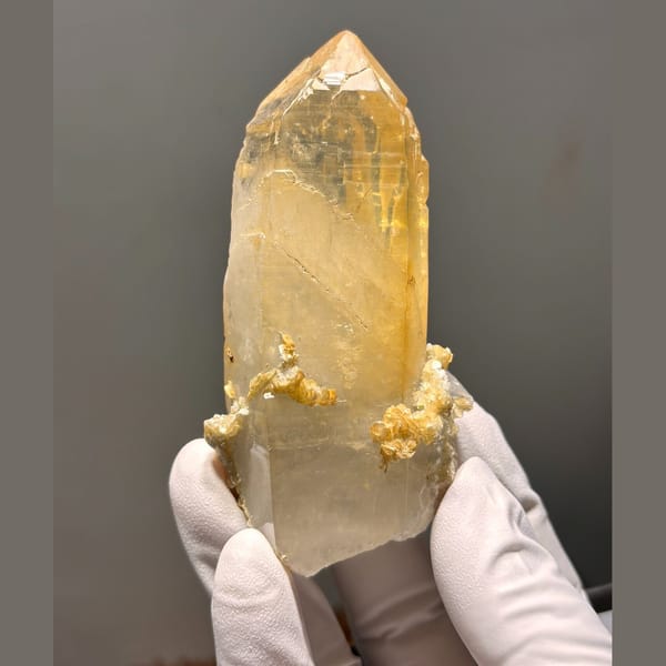 Xuebaoding quartz with mica 9.2 cm — detail view