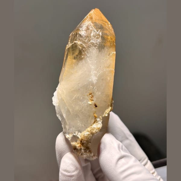 Xuebaoding quartz with mica 9.2 cm — detail view