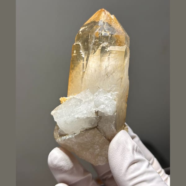 Xuebaoding quartz with mica 9.2 cm — detail view