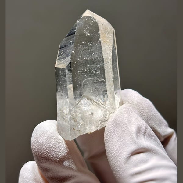 Xuebaoding quartz point 4.8 cm — complete view